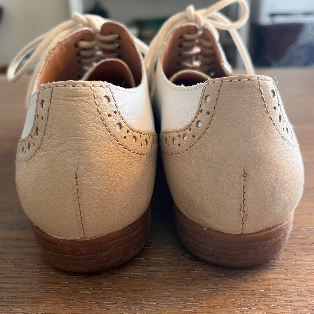 Born Two-Tone Cream and Light Tan Brogue Lace-Up Flats Size 9 - Picture 4 of 13